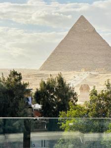 uma vista das pirâmides de giza a partir de um edifício em Prince Pyramids Inn no Cairo
