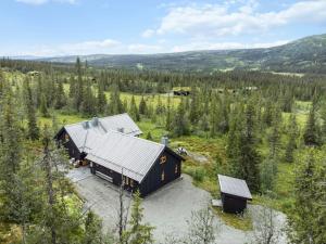 una vista aérea de una casa en un campo en Your Ideal Getaway Awaits in This Charming Cabin Retreat en Nord Torpa