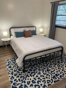 um quarto com uma cama com um tapete azul e branco em The Eclectic 1/2 mi from square em Covington