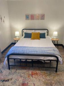 uma cama num quarto com duas lâmpadas em duas mesas em The Eclectic 1/2 mi from square em Covington