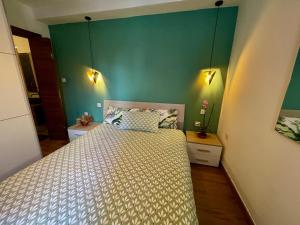 sypialnia z łóżkiem i zieloną ścianą w obiekcie Airport Accommodation Bedroom with your own private Bathroom Self Check In and Self Check Out Air-condition Included w mieście Mqabba