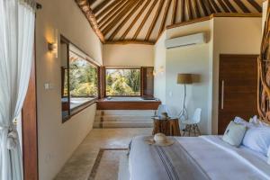 une chambre avec un lit et une grande fenêtre dans l'établissement Casa Punta Coco & Beach Club, à Holbox 37 autres photos
