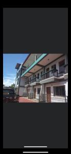 duży budynek z balkonami po jego stronie w obiekcie Nober Apartments w mieście Puerto Princesa