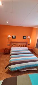 Posteľ alebo postele v izbe v ubytovaní Hostal Mont-Rock