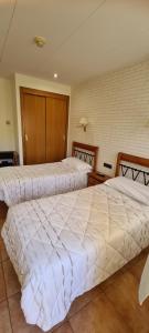 Posteľ alebo postele v izbe v ubytovaní Hostal Mont-Rock