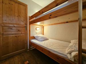 a bedroom with a bunk bed in a room at Le grand panorama appartement 2 chambres 6 personnes in Saint-Gervais-les-Bains +18 photos