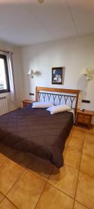 Posteľ alebo postele v izbe v ubytovaní Hostal Mont-Rock