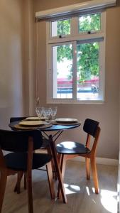 uma sala de jantar com uma mesa e cadeiras e uma janela em Recanto na Olegário Maciel com garagem no Rio de Janeiro