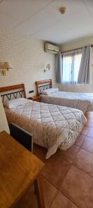 Posteľ alebo postele v izbe v ubytovaní Hostal Mont-Rock