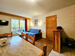 a living room with a couch and a table at Le grand panorama appartement 2 chambres 6 personnes in Saint-Gervais-les-Bains