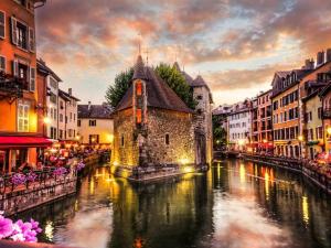 an old building on a river in a city at Superbe appartement en résidence avec piscine. in Albertville