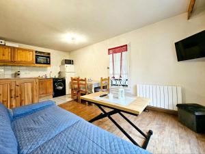 a bedroom with a bed and a table and a kitchen at Le grand panorama appartement 2 chambres 6 personnes in Saint-Gervais-les-Bains
