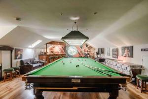 a living room with a pool table in it at Mireystock Indoor Pool, Games Bar, Spa Steam Cabin in Lydbrook