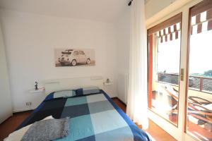 een slaapkamer met een bed en een groot raam bij Residence Kormorano in Malcesine