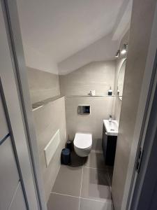 Un baño de "SALERNO" Apartament w GIFFONI VALLE PIANA dla 6 osób, klimatyzowany, w pełni wyposażony