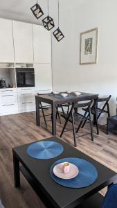 una habitación con una mesa con un plato y una taza en ella en "SALERNO" Apartament w GIFFONI VALLE PIANA dla 6 osób, klimatyzowany, w pełni wyposażony, en Giffoni Valle Piana