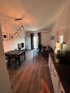a living room with a table and a dining room at "SALERNO" Apartament w GIFFONI VALLE PIANA dla 6 osób, klimatyzowany, w pełni wyposażony in Giffoni Valle Piana