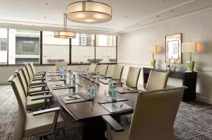 uma sala de conferências com uma mesa longa e cadeiras em Atlanta Marriott Buckhead Hotel & Conference Center em Atlanta