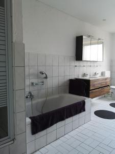 ein Badezimmer mit Badewanne und Waschbecken in der Unterkunft Wildemannstraße X in Seesen