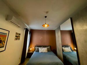 mały pokój z 2 łóżkami i lustrem w obiekcie Airport Accommodation Bedroom with your own private Bathroom Self Check In and Self Check Out Air-condition Included w mieście Mqabba