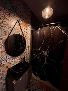 bagno con lavandino e specchio di Airport Accommodation Bedroom with your own private Bathroom Self Check In and Self Check Out Air-condition Included a Mqabba
