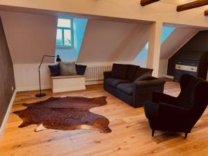 sala de estar con sofá y alfombra grande en MARKT LIFE HOME APPARTMENTS en Lutherstadt Wittenberg