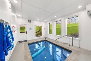 Bazén v ubytování Smoky Fun Cabin nebo v jeho okolí