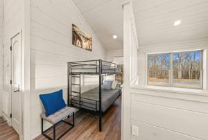 Postel nebo postele na pokoji v ubytování Smoky Fun Cabin + 32 fotografií