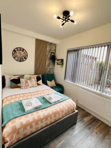 Llit o llits en una habitació de R2 - Luxury En-Ensuite Private Room with own Kitchenette in Birmingham - Halesowen