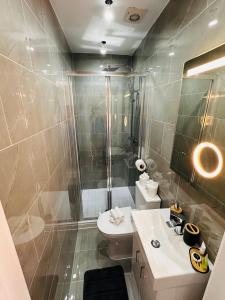 Ванная комната в R2 - Luxury En-Ensuite Private Room with own Kitchenette in Birmingham - Halesowen