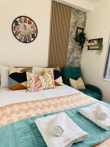 Ένα ή περισσότερα κρεβάτια σε δωμάτιο στο R2 - Luxury En-Ensuite Private Room with own Kitchenette in Birmingham - Halesowen