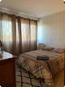 Schlafzimmer mit einem Bett, einer Kommode und Vorhängen in der Unterkunft Chambre#1privée en colocation Vue sur Paris Tour Eiffel in Cachan