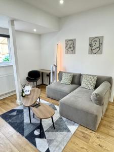 uma sala de estar com um sofá e uma mesa em The Modern Smart Home em Great Warley Street