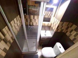 a bathroom with a toilet and a sink at T1 Estudio nuevo! Cocina privada a 2`del metro BCN in Barcelona