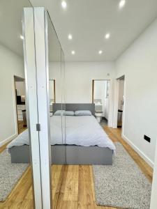1 dormitorio con 1 cama con pared de cristal en The Modern Smart Home en Great Warley Street