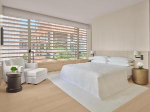 Cama ou camas em um quarto em The Singapore EDITION