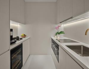 A cozinha ou cozinha compacta de The Singapore EDITION