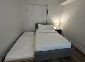 Cama o camas de una habitación en Westerly 2 bedroom apartment Marina Del Rey near Venice beach!