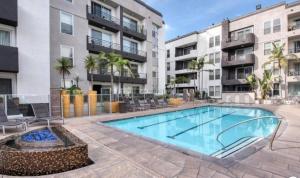 une piscine en face d'un bâtiment dans l'établissement Westerly 2 bedroom apartment Marina Del Rey near Venice beach!, à Los Angeles