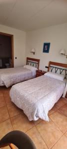 Posteľ alebo postele v izbe v ubytovaní Hostal Mont-Rock