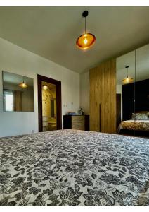 1 dormitorio con 1 cama grande en una habitación en Airport Accommodation Bedroom with Bathroom Self Check In and Self Check Out Air-condition Included en Mqabba