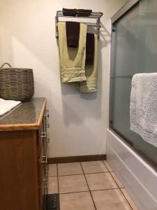 Un baño con ducha con toallas y lavabo. en The Blue House, en Eureka Springs 15 fotos más