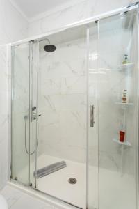 エストリルにあるSeaside Serenity in Estorilの浴室のガラス扉付きシャワー +21枚の写真