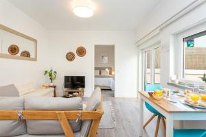 エストリルにあるSeaside Serenity in Estorilのソファとテーブルのあるリビングルーム