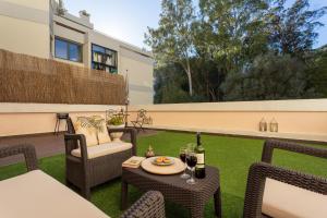 エストリルにあるSeaside Serenity in Estorilのパティオ(椅子、ワイングラス付きテーブル付)