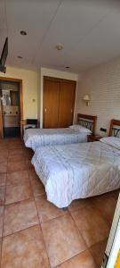 Posteľ alebo postele v izbe v ubytovaní Hostal Mont-Rock