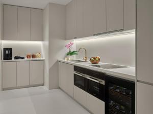 A cozinha ou cozinha compacta de The Singapore EDITION