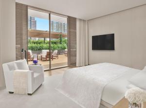 Uma TV ou centro de entretenimento em The Singapore EDITION
