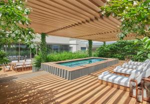 A piscina localizada em The Singapore EDITION ou nos arredores