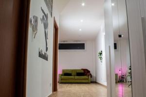 un soggiorno con divano giallo in una camera di Urban loft - Purple loft a Torino